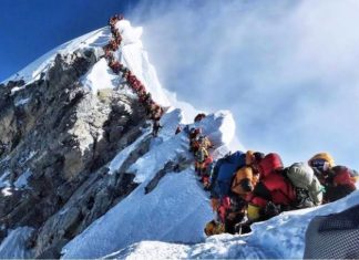 एव्हरेस्ट शिखर: गर्दीमुळे 10 मृत्युमुखी, एवढ्या उंचीवर मानवी ‘ट्रॅफिक जॅम’ ?