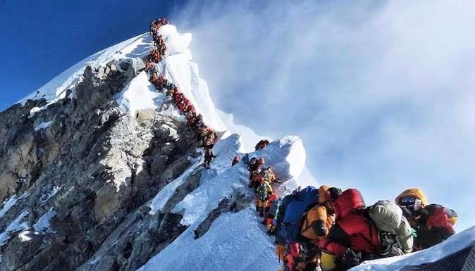 एव्हरेस्ट शिखर: गर्दीमुळे 10 मृत्युमुखी, एवढ्या उंचीवर मानवी ‘ट्रॅफिक जॅम’ ?