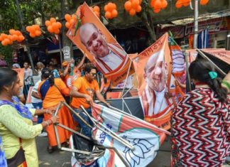 कोलकात्यातील हिंसाचारानंतर निवडणूक आयोगाची पश्चिम बंगालमध्ये कारवाई