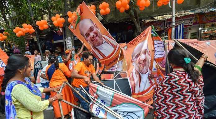 कोलकात्यातील हिंसाचारानंतर निवडणूक आयोगाची पश्चिम बंगालमध्ये कारवाई