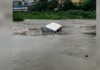 सुकापूर येथे नदीच्या वाहत्या पाण्यात स्कॉर्पिओ गाडी अडकली