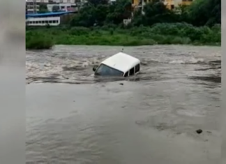 सुकापूर येथे नदीच्या वाहत्या पाण्यात स्कॉर्पिओ गाडी अडकली