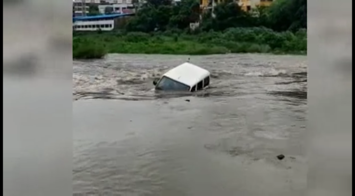 सुकापूर येथे नदीच्या वाहत्या पाण्यात स्कॉर्पिओ गाडी अडकली