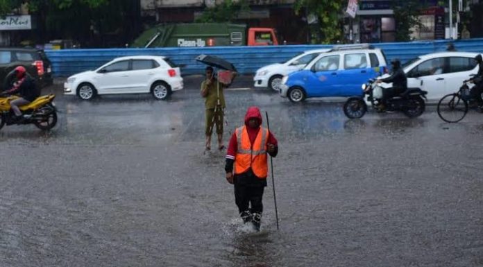 पहिला पाऊस जोरदार. मुंबई झाली बेहाल.