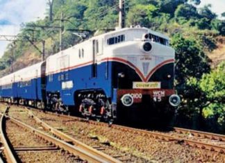 मुसळधार पावसामुळे मुंबई आणि पुणे दरम्यानच्या एक्सप्रेस रद्द