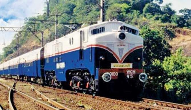 मुसळधार पावसामुळे मुंबई आणि पुणे दरम्यानच्या एक्सप्रेस रद्द