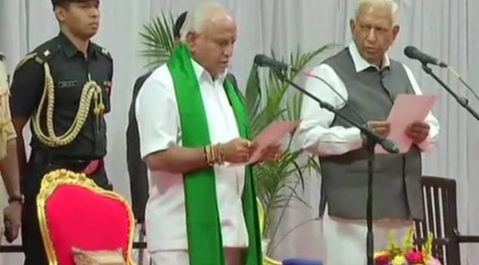 कर्नाटकात परत एकदा भाजपा; येडियुरप्पा यांनी घेतली मुख्यमंत्रिपदाची शपथ