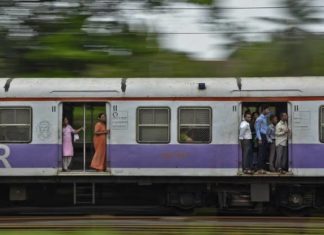 लोकलवर दगडफेक, गार्ड गंभीर जखमी