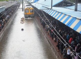 पाऊस जोरदार; रेल्वे हतबल; सामाजिक संस्थाना मदतीच आवाहन