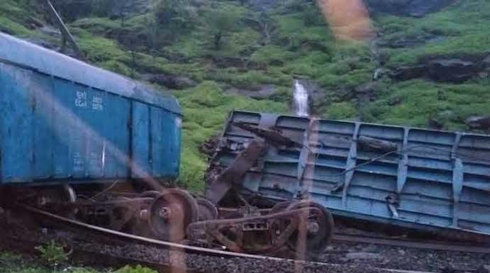 कर्जत – लोणावळा जवळ मालगाडी घसरल्याने मुंबई-पुणे वाहतूक विस्कळीत