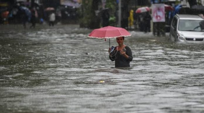 मुंबईत पावसाचं पाणी आणि नेहमीचीच कहाणी; जबाबदारी प्रशासनाची आणि नागरिकांची.