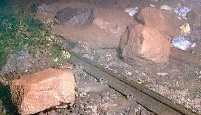 मुंबई-पुणे रेल्वे मार्गावर पुन्हा दरड कोसळली, दोन्हीही बाजूची वाहतूक बंद.
