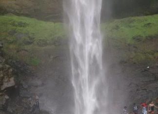 नवी मुंबईत पांडवकडा धबधब्यात चार मुली वाहून गेल्या; इस आय ई एस महाविद्यालयाच्या विद्यार्थीनी