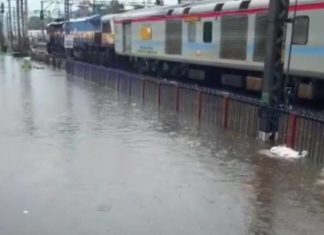 हार्बर रेल्वे वाहतूक ठप्प; मध्य रेल्वेची कुर्ला-सी एस टी दरम्यान वाहतूक बंद