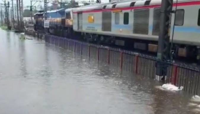 हार्बर रेल्वे वाहतूक ठप्प; मध्य रेल्वेची कुर्ला-सी एस टी दरम्यान वाहतूक बंद