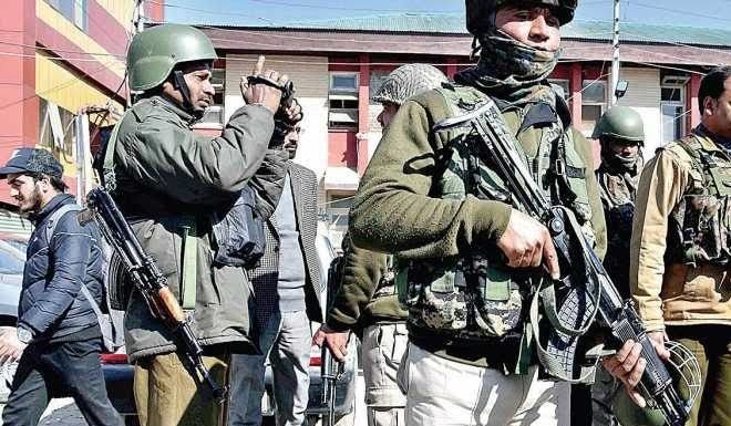 जम्मू काश्मीरमध्ये 144 कलम लागू; राजकीय घडामोडींना वेग.