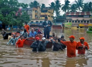 महाराष्ट्र महापुरात: सांगली, सातारा, सोलापूर, कोल्हापूर सगळीकडे पाणीच पाणी; 27 जण मृत्यू, राजकीय पक्षांनी यात्रा केल्या स्थगित