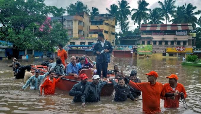 महाराष्ट्र महापुरात: सांगली, सातारा, सोलापूर, कोल्हापूर सगळीकडे पाणीच पाणी; 27 जण मृत्यू, राजकीय पक्षांनी यात्रा केल्या स्थगित