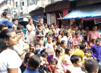 कामाठीपुरातील मुलांना भेट वस्तू देवून दिवाळी साजरी