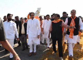 पावसामुळे झालेल्या शेतकऱ्यांच्या नुकसानाची उद्धव ठाकरेंनी केली पाहणी