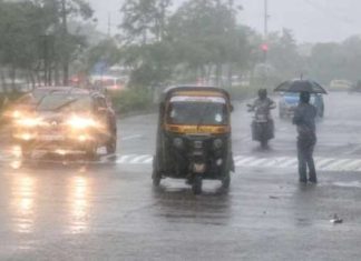 मुंबई , ठाणे, पालघर आणि नवी मुंबईत जोरदार पाऊस; रेल्वे वाहतुकीवर परिणाम