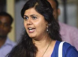 पंकजा मुंडे यांच्या फेसबुक पोस्टने राजकीय हलचल