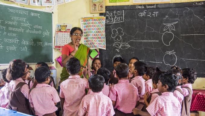 राज्यातील आठ हजार शिक्षकांची नोकरी धोक्यात, टी ई टी अनुत्तीर्ण झालेल्या विरोधात सेवा समाप्ती कारवाई