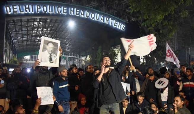 JNU मध्ये हिंसाचार; देशभरात पडसाद, गृहमंत्री अमित शहा यांनी दिले चौकशीचे आदेश