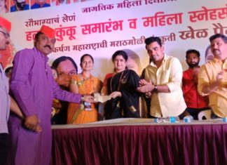 सानपाडा शिक्षक मित्र मंडळाकडून जुईनगरच्या इच्छुक उमेदवाराला अनामत रक्कम भरण्यासाठी धनादेश भेट