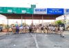 वरसोली टोलनाक्यावरील पोलीस बन्दोबस्तात वाढ ; खासगी प्रवासी वाहतूक बंद