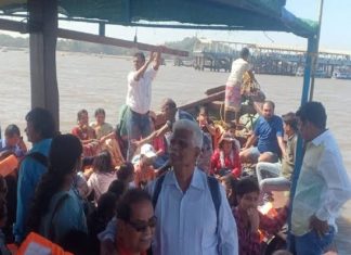 मांडवा जेट्टी दरम्यान प्रवासी बोट उलटली, प्रवासी सुखरूप