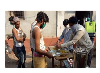 कोरोनाच्या संकटात शिक्षकांकडून माणुसकीचे दर्शन