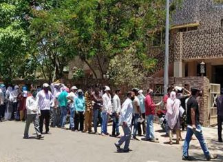 फिटनेस सर्टिफिकेट साठी शासकीय रुग्णालयाच्या बाहेर रांगाच रांगा ; सोशल डिस्टन्सिंगचा फज्जा