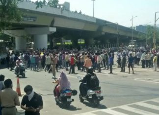 वारजे पुलाखाली परप्रांतीय मजूरांची मोठी गर्दी ; जमावाला पांगविण्यासाठी पोलिसांचा सौम्य लाठिमार