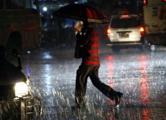 पुण्यात अवकाळी पावसामुळे संचेती चौकात लोखंडी कमान पडली तर शिवणे परिसरात वीज पुरवठा खंडित