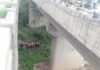 मुंबई-बेंगळुरू महामार्गावर उड्डाणपुलावरून कार नदीपात्रात कोसळली ; पती-पत्नी गंभीर जखमी