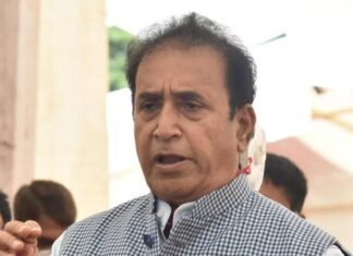 राष्ट्रवादीचे नेते अनिल देशमुख यांच्या घरावर सीबीआयने छापेमारी करून गुन्हा दाखल केला