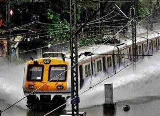 मुंबईत मुसळधार पावसामुळे CSMT- Vadala ही हार्बर मार्गावरील रेल्वे सेवा ठप्प