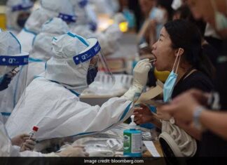 अमेरिकेत ओमायक्रॉनची त्सुनामी, दिवसाला १० लाख नागरिक कोरोनाबाधित