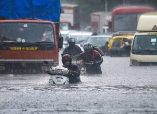 मुंबईत मध्यरात्रीपासून मुसळधार पाऊस, सर्वत्र पाणीच पाणी