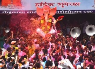 नियम धाब्यावर ठेऊन पुण्यात गणपती विसर्जनात ढोल ताशे सह मिरवणूक काढली, मुंबईच्या प्रसिद्ध लालबाग राजाच्या विसर्जनाची तयारीही सुरू