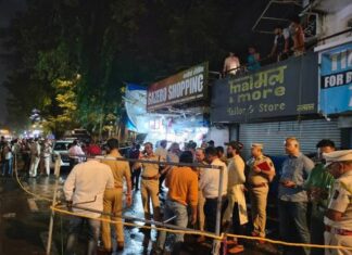 वांद्रे येथील लिंकिंग रोडवरील गॅझेबो शॉपिंग सेंटरबाहेर गोळीबार