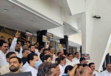 पावसाळी अधिवेशन सुरू होण्यापूर्वी महाराष्ट्रातील विरोधकांनी शिंदे सरकारच्या विरोधात घोषणाबाजी केली.