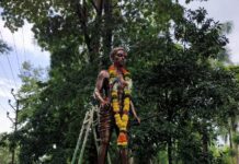 श्रमजीवी मुख्यालयात हुतात्मा नाग्या कातकरी यांच्या स्मारकाचे अनावरण