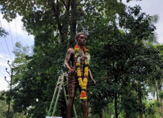 श्रमजीवी मुख्यालयात हुतात्मा नाग्या कातकरी यांच्या स्मारकाचे अनावरण