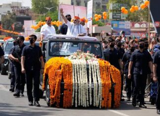 गुजरात निवडणुक प्रचार: पंतप्रधान नरेंद्र मोदींचा मेगा रोड शो