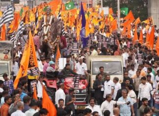 पुण्यात शांततेत मोर्चा : महापुरुषांबद्दल अवमानकारक वक्तव्य करणाऱ्याचां निषेध