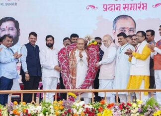 अप्पासाहेब धर्माधिकारी यांना रविवारी महाराष्ट्र भूषण पुरस्कार देऊन गौरवण्यात आलं, मात्र या पुरस्कार सोहळ्यात उष्मघातामुळे 11 जणांचा मृत्यू